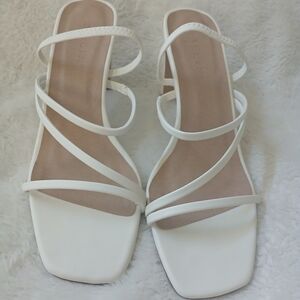 Chic NIB Billini White Strappy Square Toe Heeled Sandals - Size 8